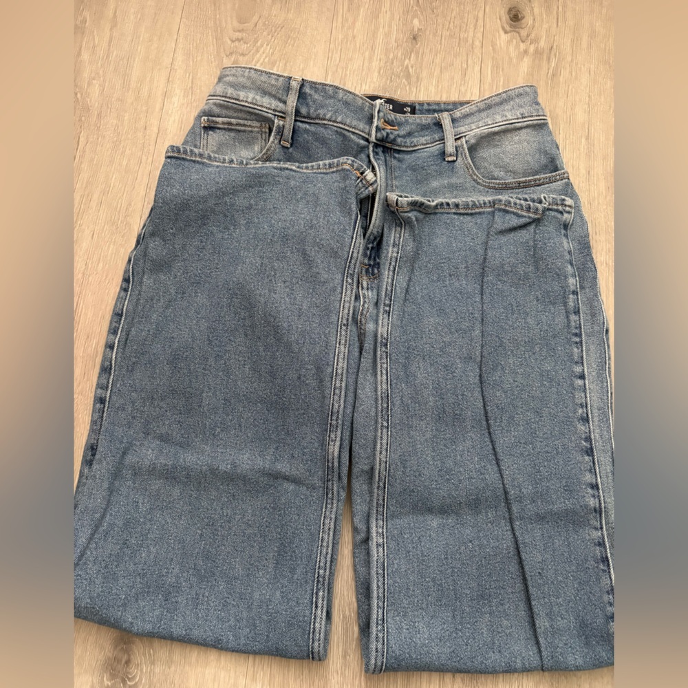 Hollister Relaxed Fit Jeans in Faded Blue - Picture 2 of 6